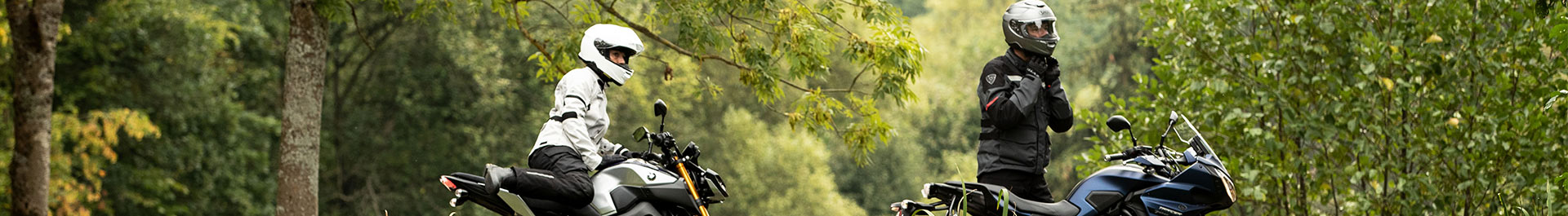 Zwei Motorradfahrer im Wald mit Motorradausstattund von Moto and More