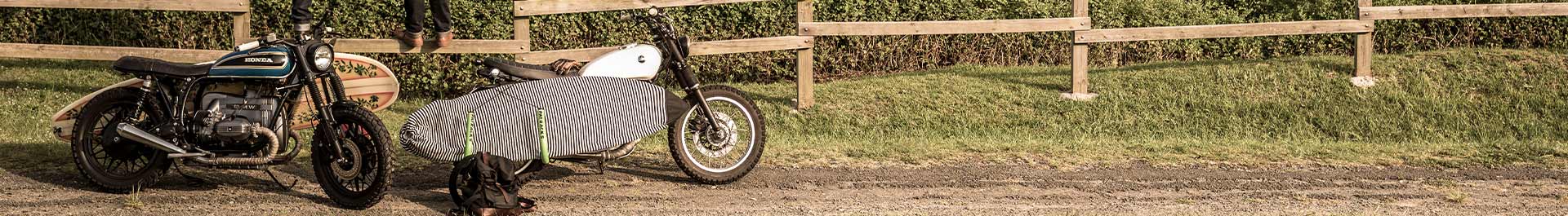 Zwei Motorräder bei sonnigem Wetter